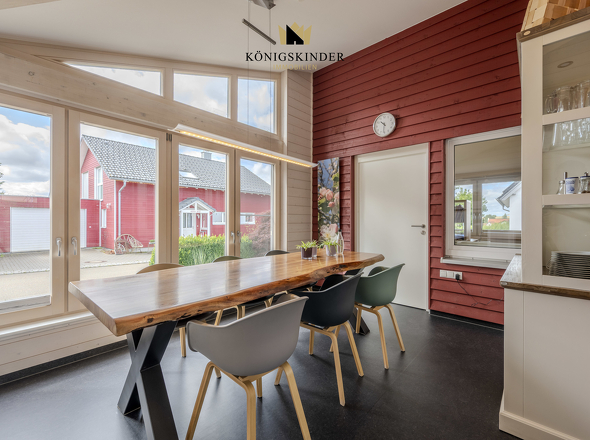 Offenes Esszimmer mit viel Tageslicht – ideal für Gemeinschaft und Begegnungen.