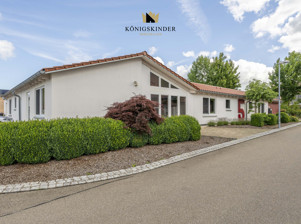 "Klar strukturiert, offen gestaltet – ein Haus, das sich perfekt in seine Umgebung einfügt.