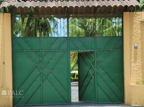 Einfahrt mit Doppeltor