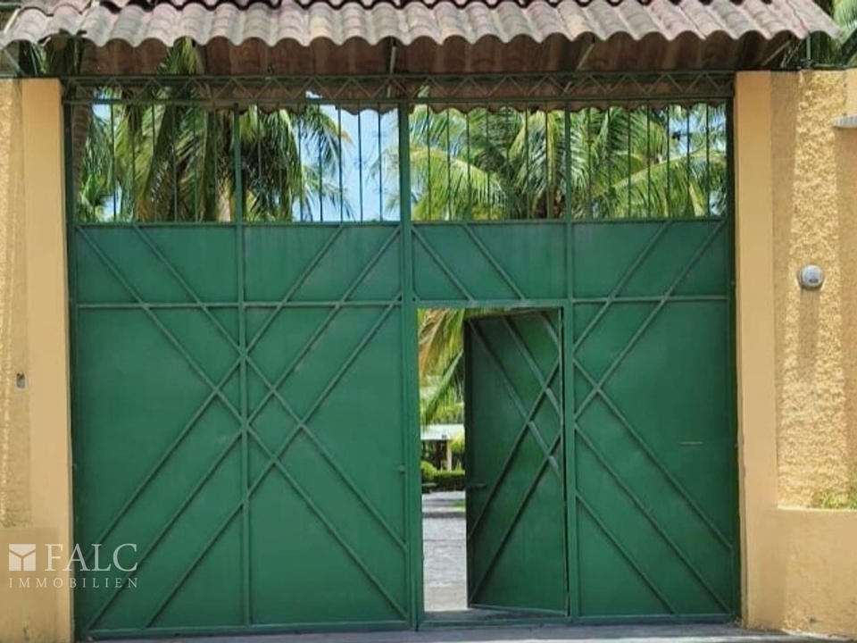 Einfahrt mit Doppeltor