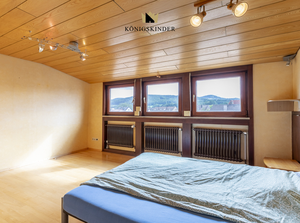 Schlafzimmer vom Flur (DG)