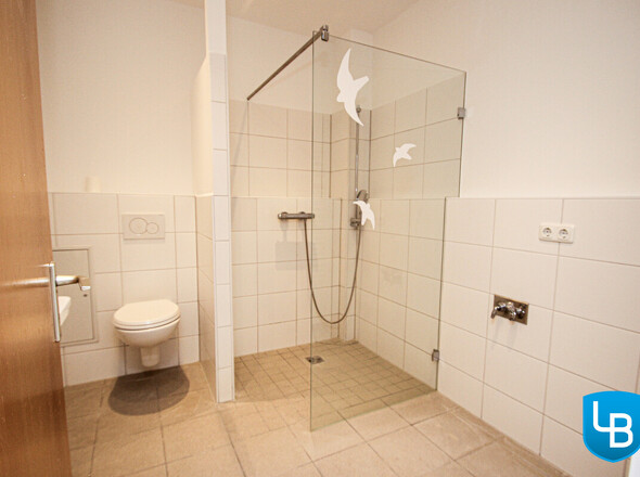 ..mit bodentiefer Dusche