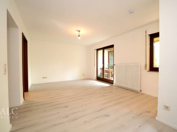 Zugang zum eigenen Wintergarten mit Terrasse