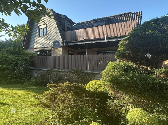 Außenansicht Terrasse EG und Balkon OG