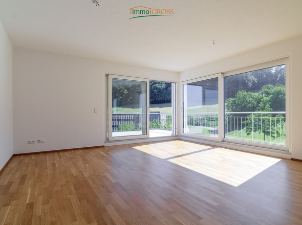 Stilvoller Wohnraum mit Blick in's Grüne