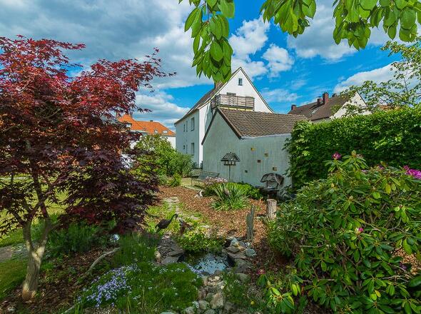 Eingegrünte Wasserstelle mit Ruhebereich
