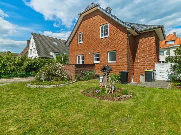Haus mit Terrasse und Kellerabgang