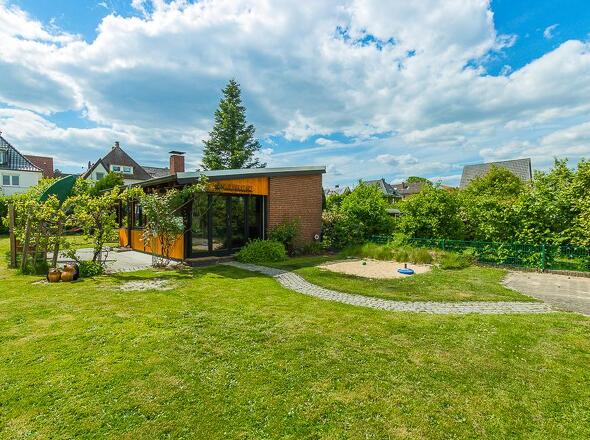 Gartenlaube m. Weg & Sandkasten