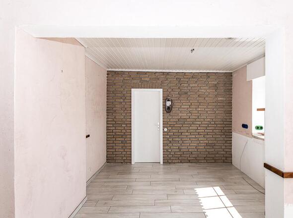 EG: Küche m. Blick R. Bad