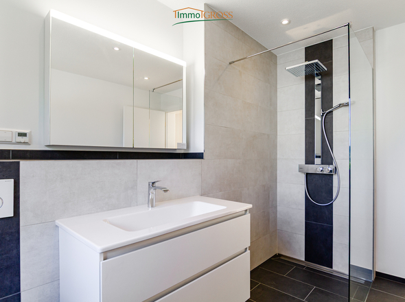 Badezimmer mit bodentiefer Dusche und Badewanne