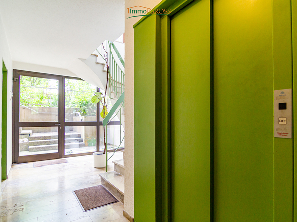 Personenaufzug mit Treppe und weiterem Eingangsbereich