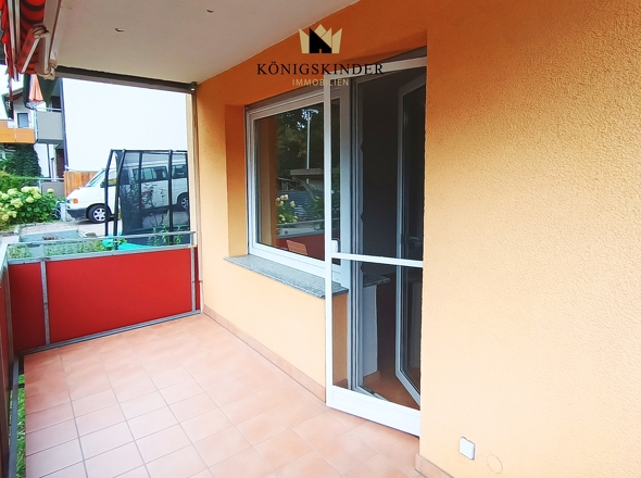 Schöner Balkon mit elektrischer Markise