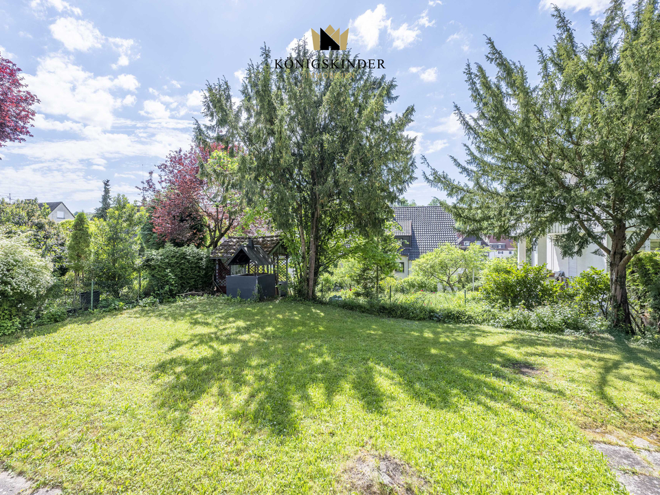 Garten mit Möglichkeiten zum Spielen und Gemüse anpflanzen