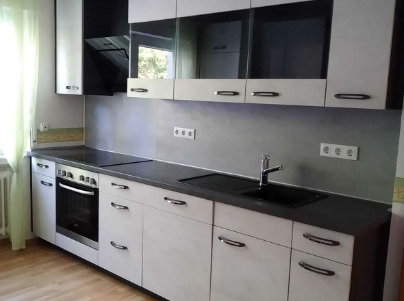 Küche mit Einbauküche