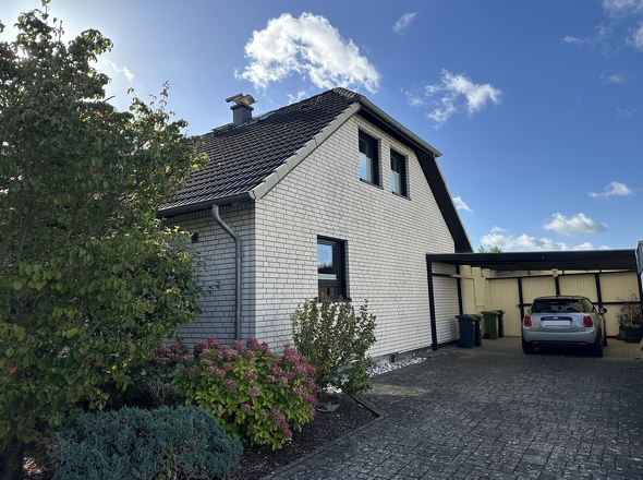 Vorderansicht mit Carport