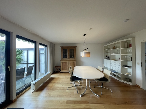 Zur Küche angrenzender Essbereich