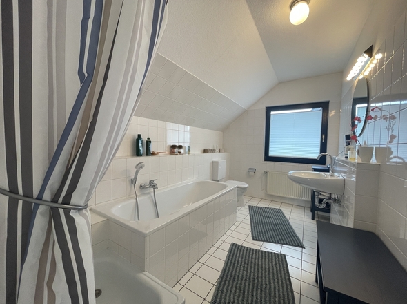 Tageslichtbad mit Dusche & Wanne