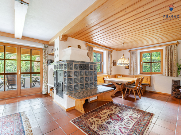 Essecke mit Kachelofen