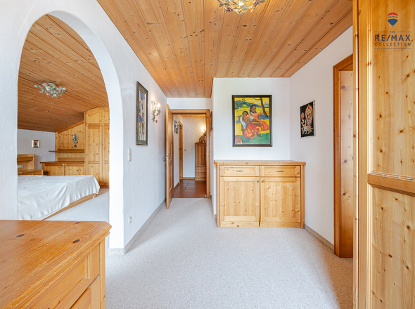 Schlafzimmer mit Akleidebereich OG