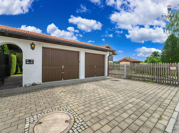 Doppelgarage mit Vorplatz