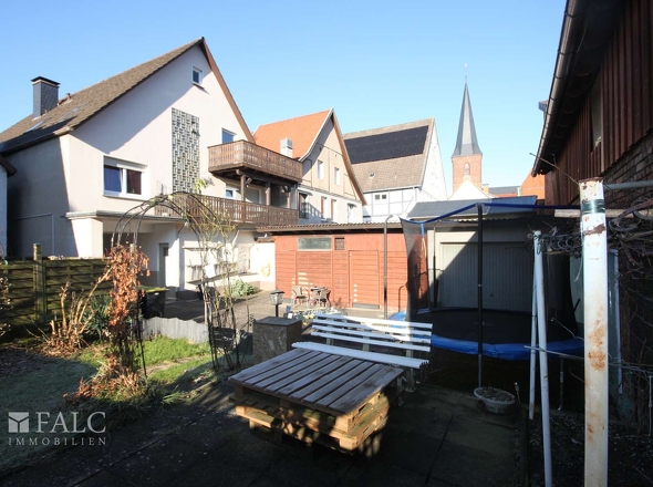 Rückseite Haus mit Garten