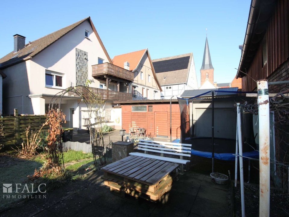 Rückseite Haus mit Garten