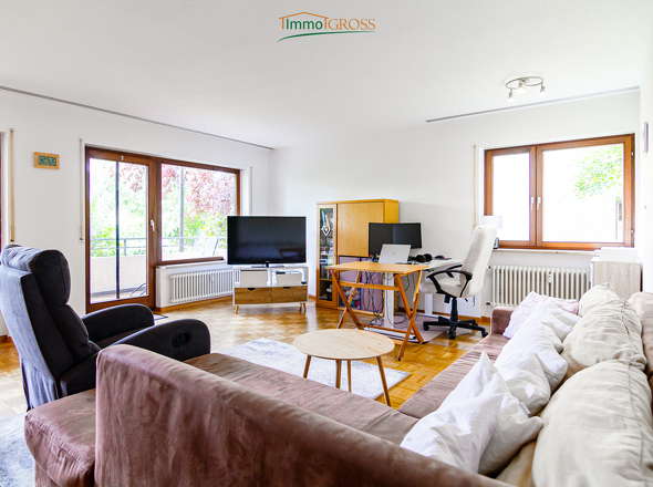 Wohnzimmer mit Zugang zum Balkon