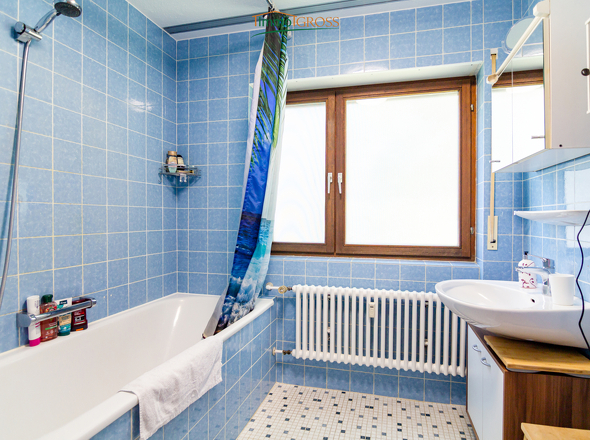 Badezimmer mit Badewanne und Fenster