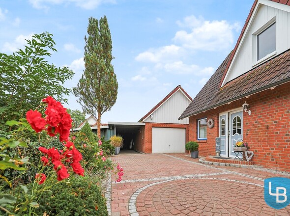 Hauseingang, Garage und Carport