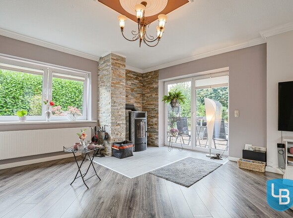 ... mit Kamin und Zugang zur Terrasse