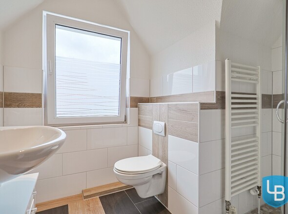 Modernes Duschbad im DG