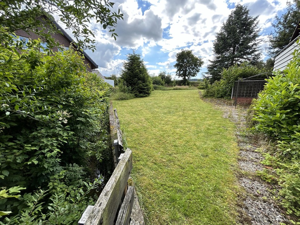 Viel Fläche, inkl. Bachlauf! 