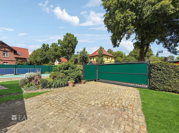 Auffahrt mit elektrischen Tor