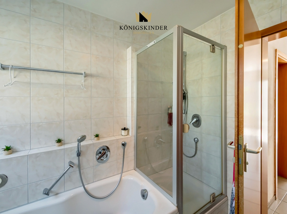 ...mit Wanne und Dusche