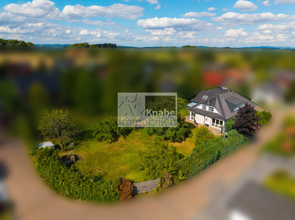 ... und großem Grundstück!