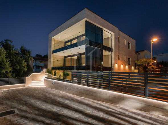 Hochmoderne Ästhetik zeichnet das Exterieur aus