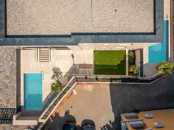 Ein herrlicher Pool schmückt den schönen Garten