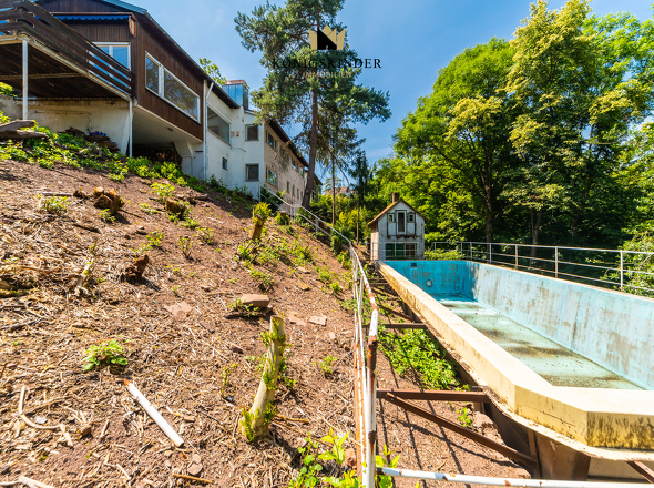 Haus, Poolhaus und Schwimmingpool