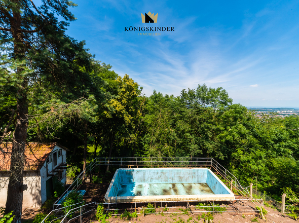 Blick Wohnhaus auf Poolhaus und Schwimmingpool