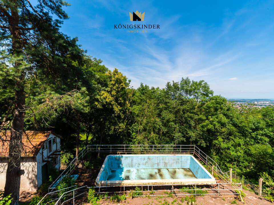 Blick Wohnhaus auf Poolhaus und Schwimmingpool