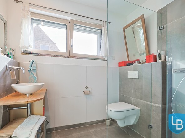 Helles Duschbad im Erdgeschoss 