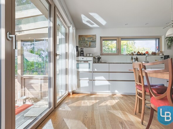 Große Fensterfront mit viel Tageslicht 