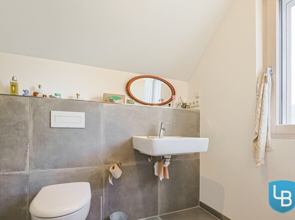 ..mit Waschbecken und WC 