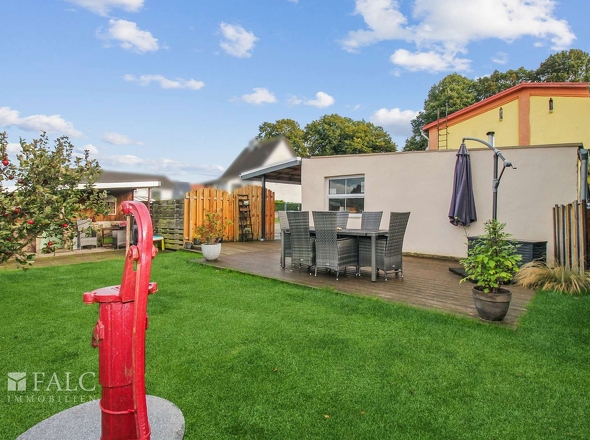 Rückansicht mit Terrasse