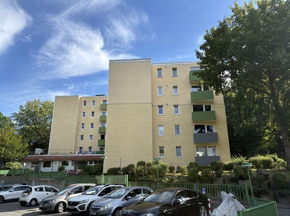 Außenansicht mit Stellplätzen