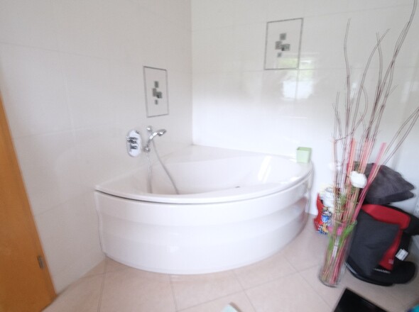 modernes Badezimmer im EG