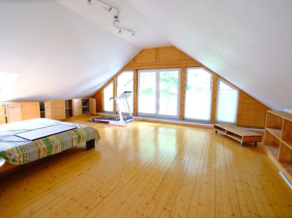 großes Schlafzimmer mit Loggia