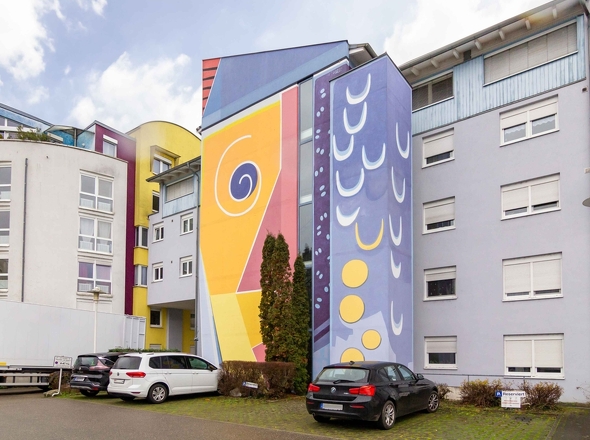 Das Mehrfamilienhaus von vorne