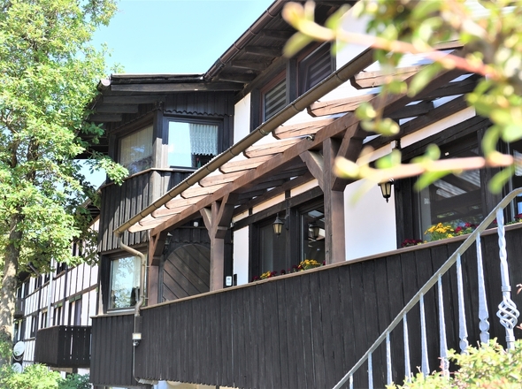 Haupteingang - Seitenansicht - Treppenaufgang