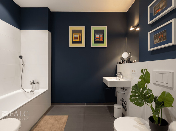 Modernes Badezimmer mit navy Akzentwand